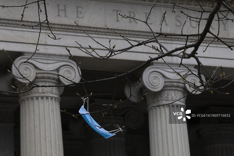挂在树上的口罩图片素材
