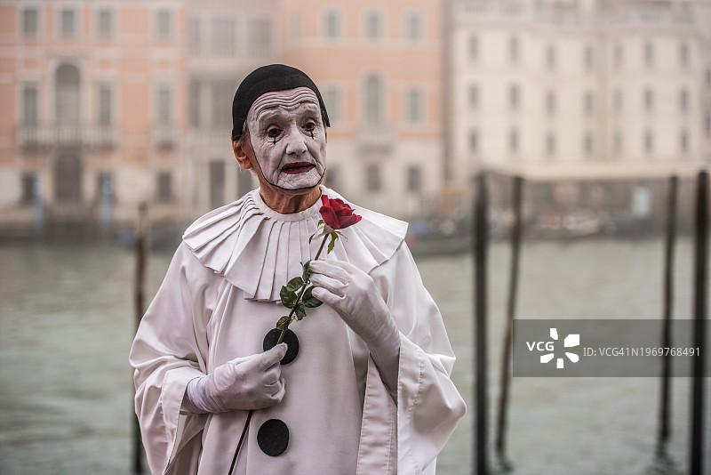 2023年威尼斯狂欢节上的皮埃罗，在意大利威尼斯圣马可广场手持红玫瑰图片素材