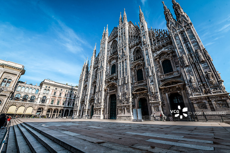 意大利米兰大教堂阳光明媚的低角度侧视图图片素材