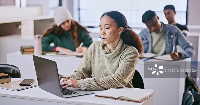 大学生团队在教室里进行头脑风暴，集思广益，共同完成学习项目图片素材