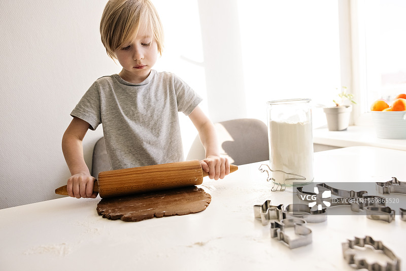 男孩制作姜饼饼干图片素材