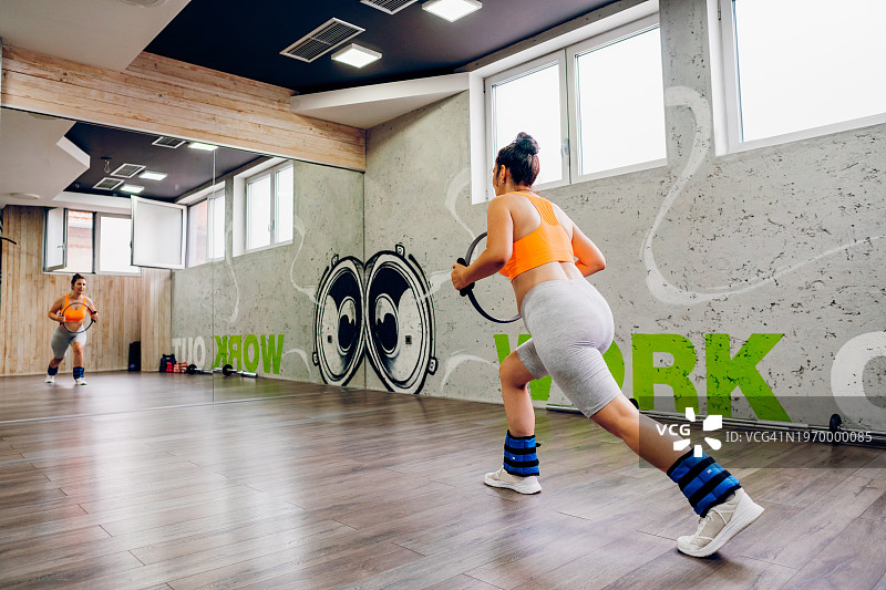 女人正在健身房做运动图片素材