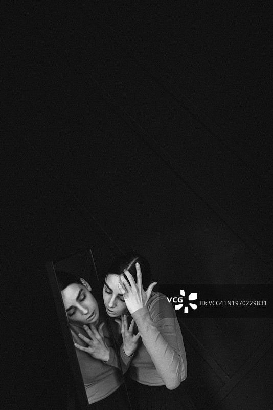 在黑暗中充满魅力的女人照片图片素材