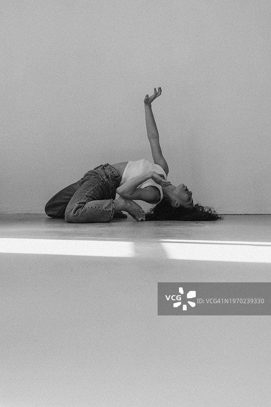 充满情感的性感女人黑白照片图片素材