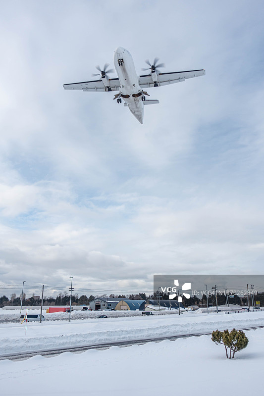 飞越日本札幌市的飞机图片素材