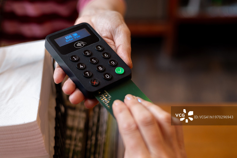 在咖啡馆用信用卡支付图片素材