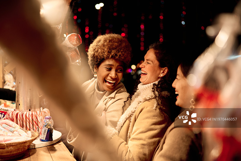 朋友们在夜市小吃街玩耍图片素材