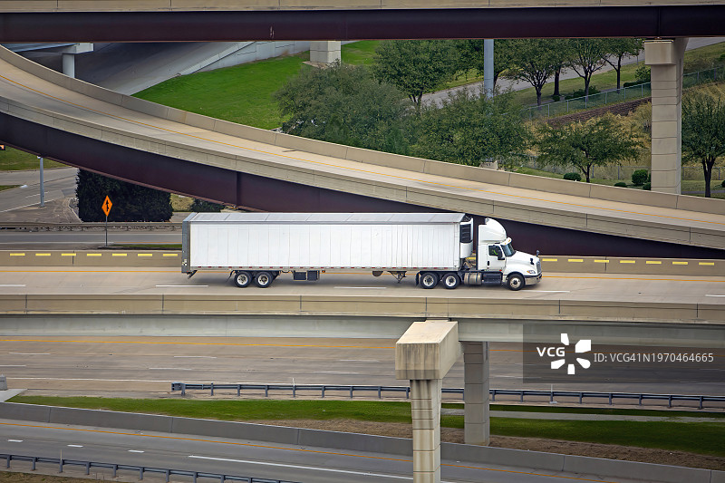 高速公路上的白色货运卡车图片素材