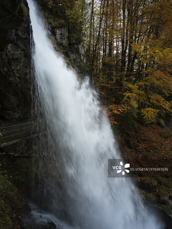 秋季布里恩茨吉斯巴赫瀑布图片素材