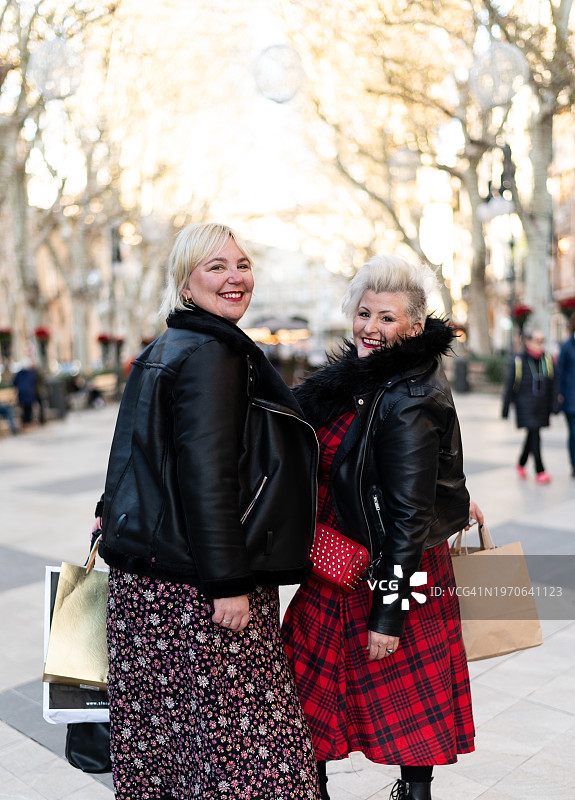 购物日，中年妇女转过身对着镜头微笑图片素材