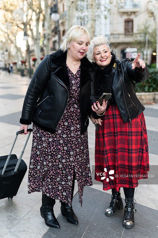 游客在街上使用手机App获取路线图片素材