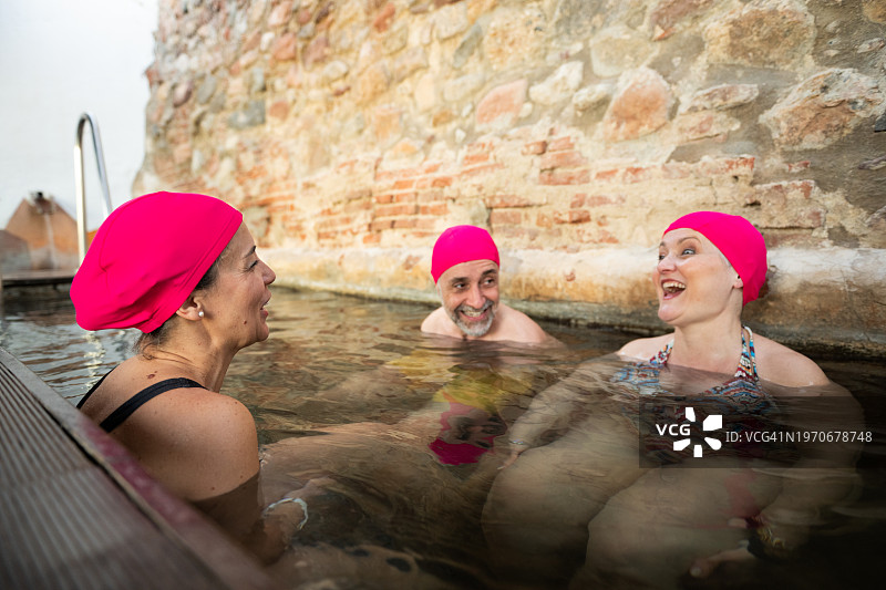 中年朋友享受公共温泉图片素材