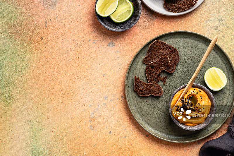 搭配胡椒、黑麦面包脆片、旧面包的鹰嘴豆泥图片素材