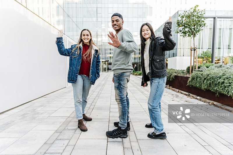 学生们挥手告别大学校园图片素材