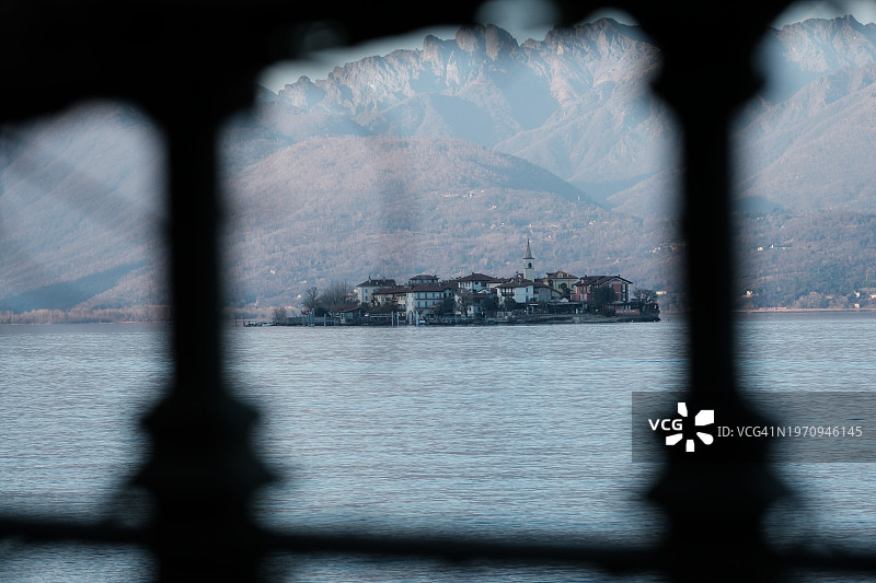 马焦雷湖，以渔人岛为背景的登机口剪影图片素材