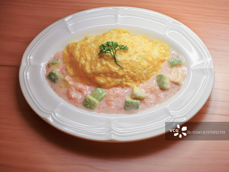 虾仁牛油果明太子奶油蛋包饭图片素材