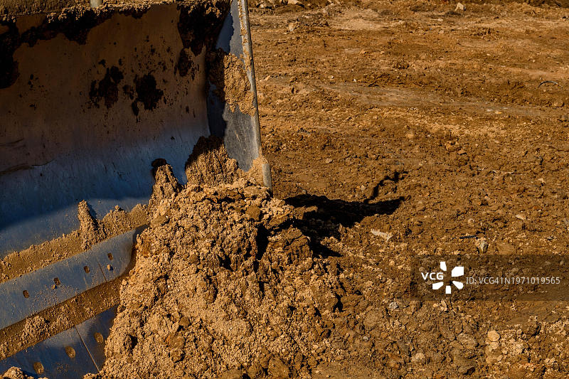 韩国新建筑工地阳光下的推土机铲刀特写图片素材