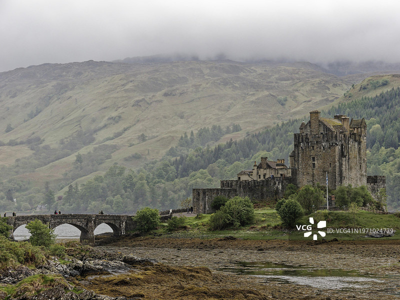苏格兰艾琳多南城堡，中世纪城堡，石桥，河流和山丘图片素材