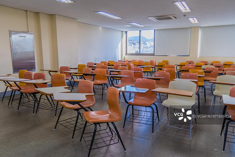 韩国教室：空桌随意摆放，开着灯，阳光从窗户照进来图片素材