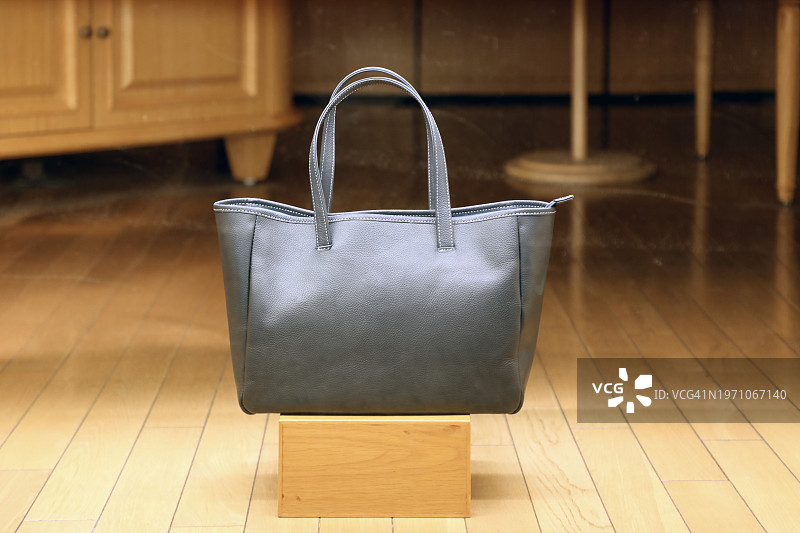 优雅的皮革手提包展示图片素材