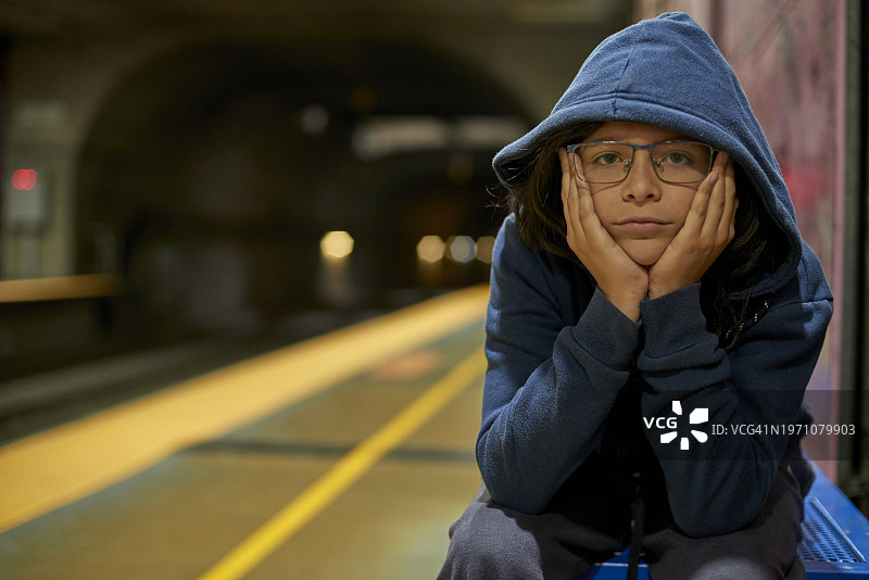 独自在车站等候图片素材