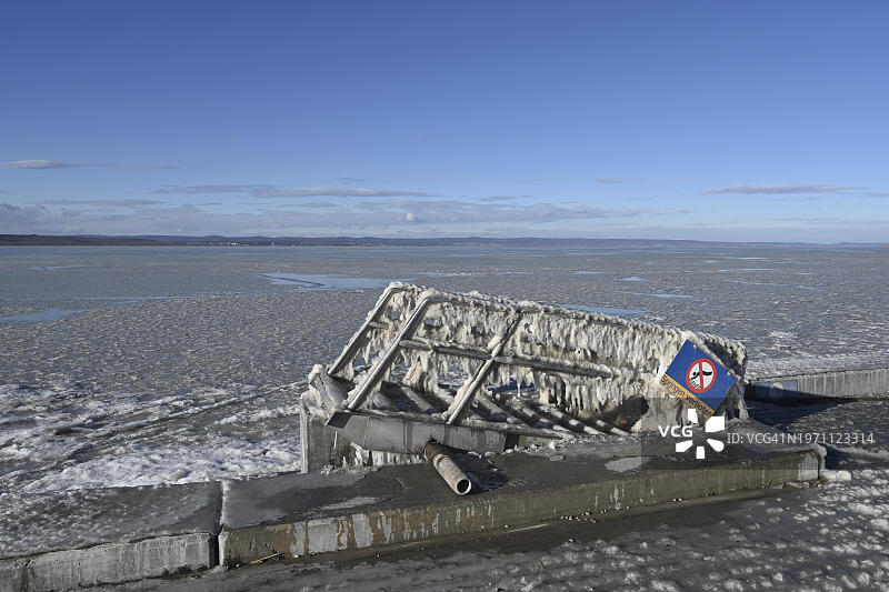 奥地利布尔根兰州新锡德尔湖伊尔米茨的冰冻湖面和铁梯结构图片素材