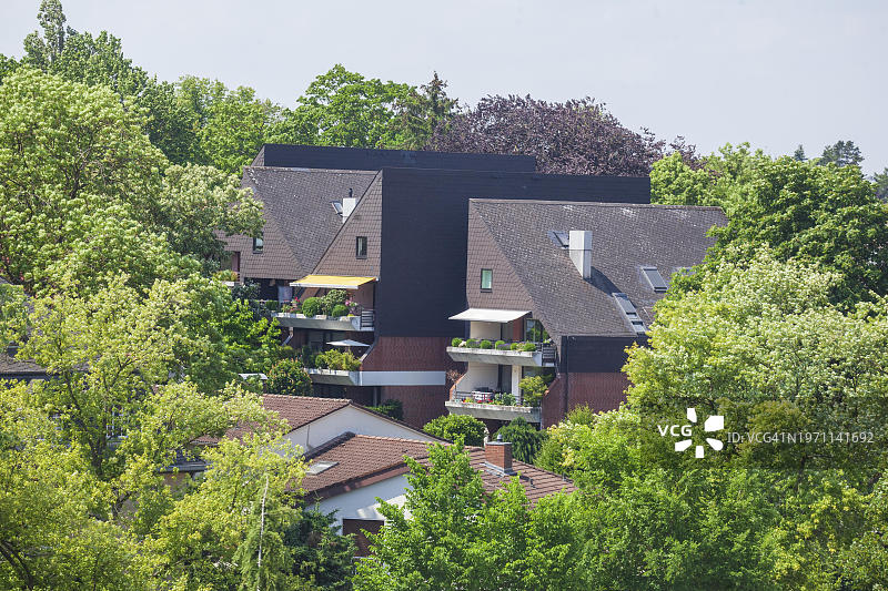 德国下萨克森州奥斯纳布吕克的现代住宅建筑与树木图片素材