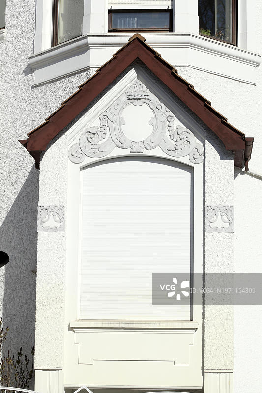 德国不莱梅的装饰窗户和百叶窗的飘窗图片素材