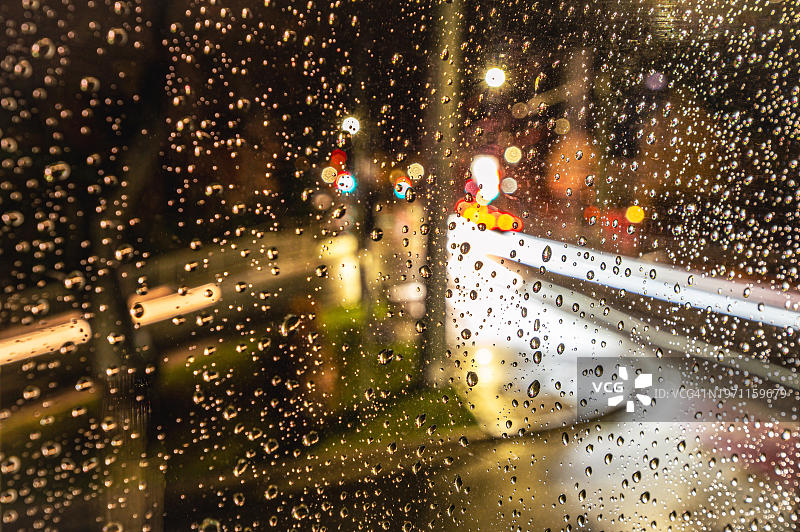 夜晚窗玻璃水滴与汽车灯光轨迹 德国图片素材