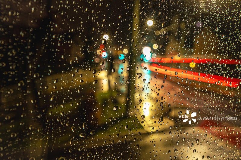 夜晚窗玻璃水滴与汽车灯光轨迹 德国图片素材