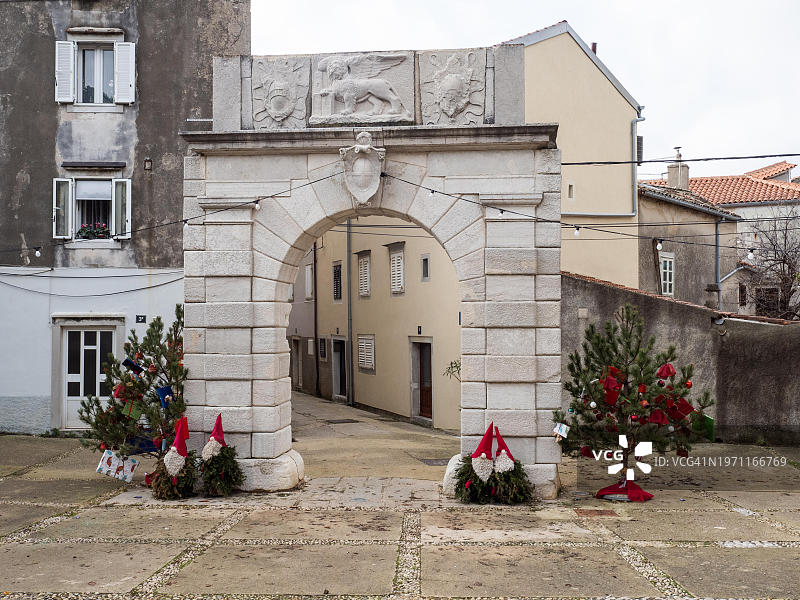 克罗地亚克雷斯岛城镇大门上的圣诞装饰图片素材