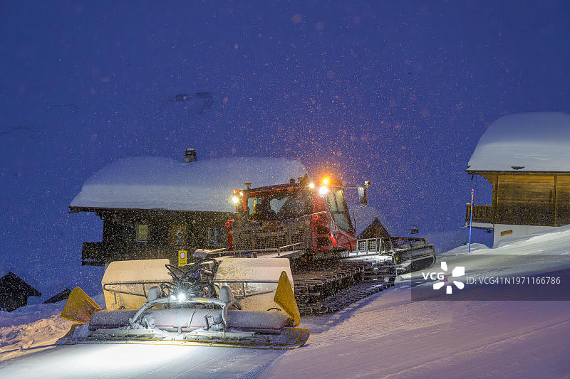 夜间压雪车，瑞士瓦莱州贝拉尔普图片素材