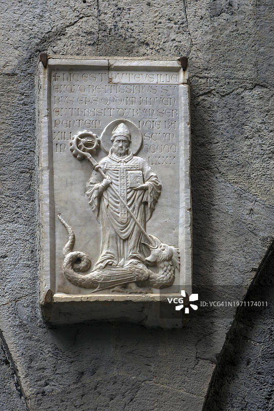 热那亚主教圣西鲁斯和蛇怪的历史描绘，4世纪，意大利热那亚老城图片素材