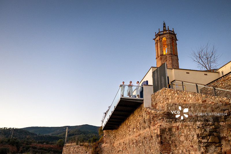 中年朋友享受公共温泉图片素材