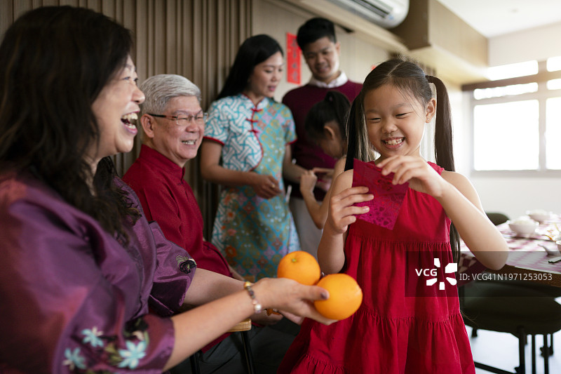 中国新年：奶奶给孙女发红包图片素材