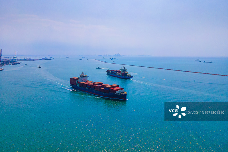 繁荣港口中的货船航拍图片素材