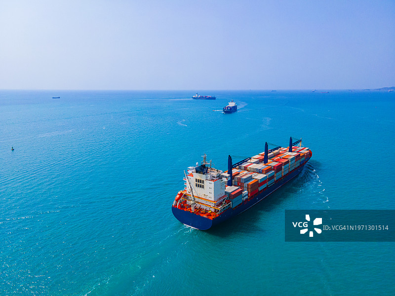 繁荣港口中的货船航拍图片素材