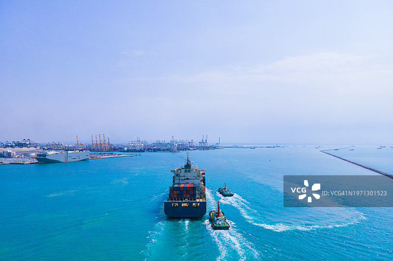 繁荣港口中的货船航拍图片素材