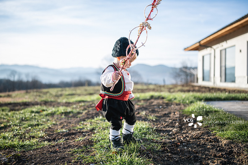 穿着保加利亚传统服装的可爱小男孩图片素材