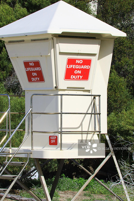 海滩边的救生员小屋图片素材