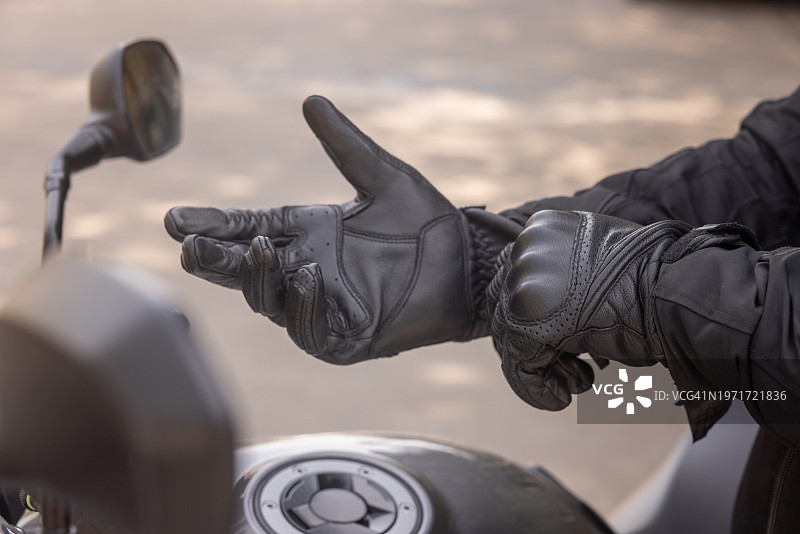 印度骑车人在骑摩托车前戴上头盔图片素材