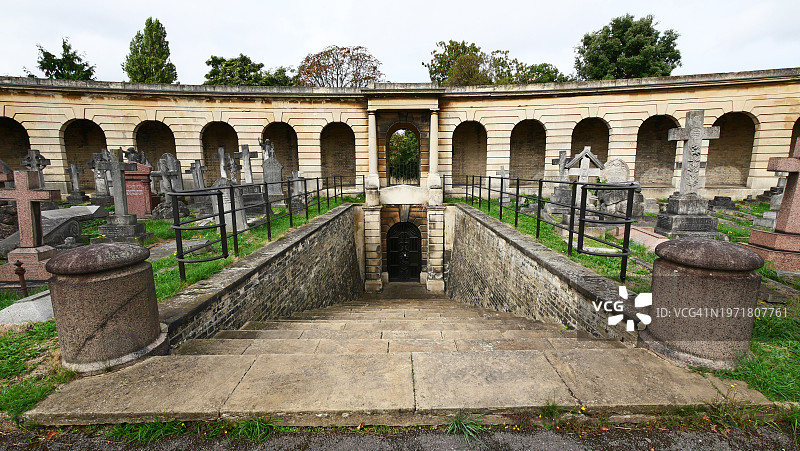 伦敦布朗普顿公墓景色:古墓、柱廊与通往地下墓穴的楼梯图片素材