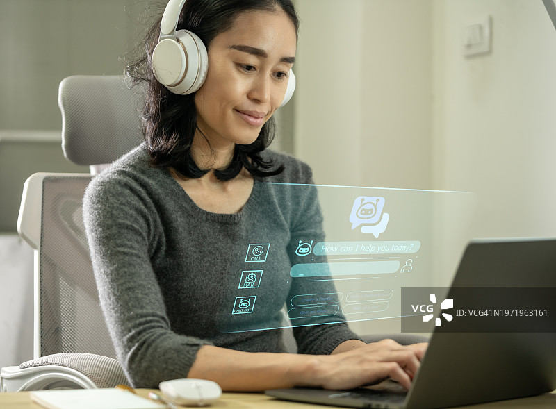 使用带聊天机器人的在线客服的人图片素材