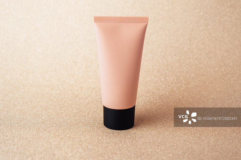 纹理背景上的简约护肤品软管图片素材
