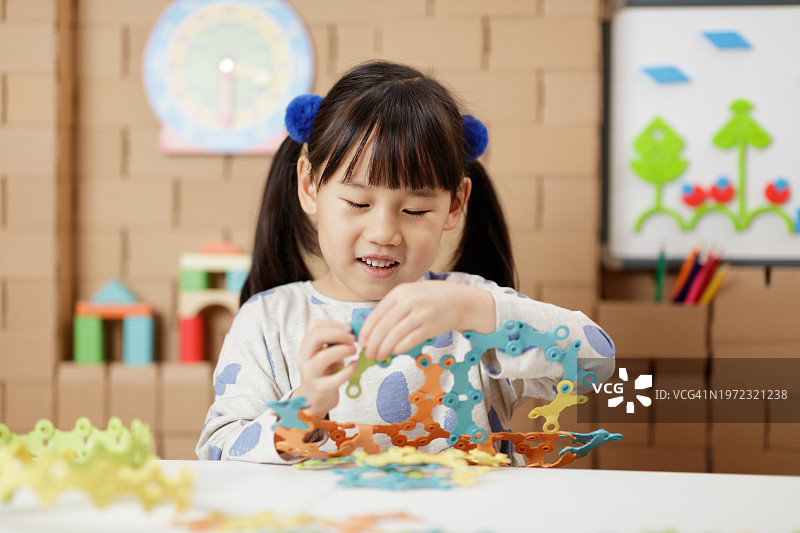 小女孩在家做手工图片素材