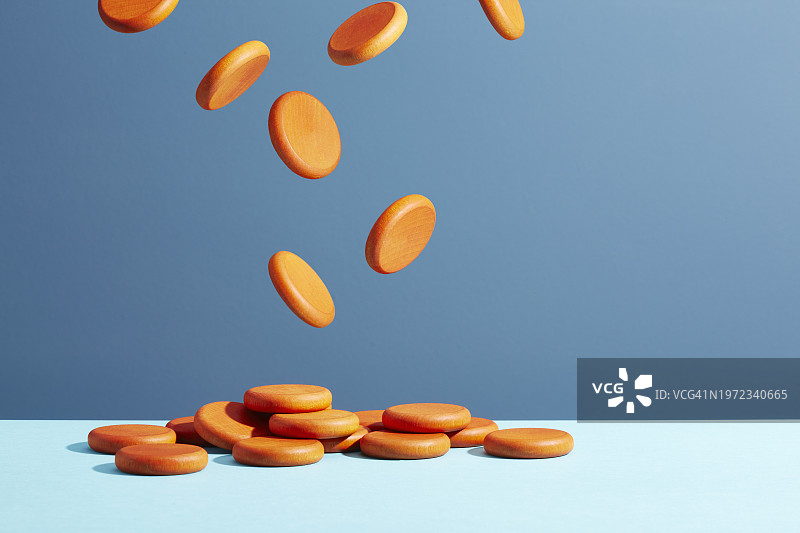 硬币落入桌面上的堆图片素材