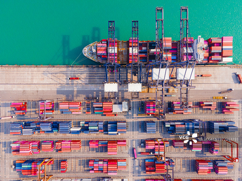 繁荣港口中的货船航拍图片素材