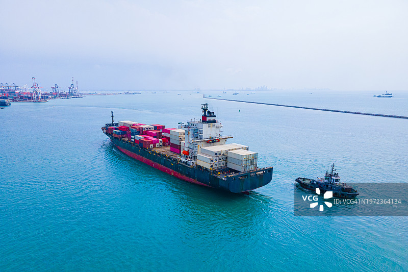 繁荣港口中的货船航拍图片素材