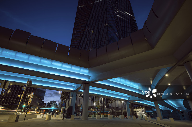 LED照明高架桥通往现代商业区（黄昏）图片素材