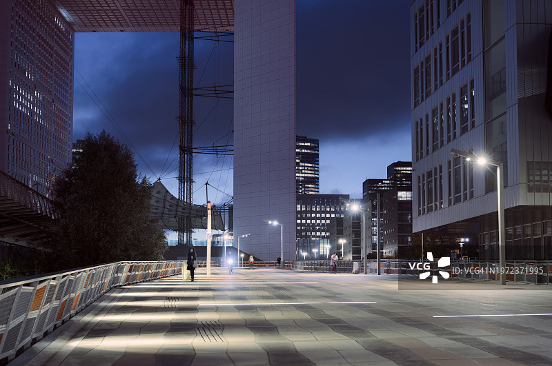 法国巴黎拉德芳斯商业区人行天桥上的清晨通勤图片素材